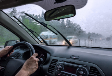 Conduire sous la pluie? Pour éviter l’hydroplanage et maîtriser votre véhicule