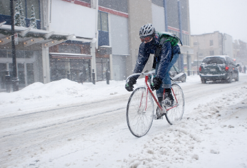 Ne laissez pas l’hiver vous empêcher de faire du vélo : astuces pour pédaler à longueur d’année