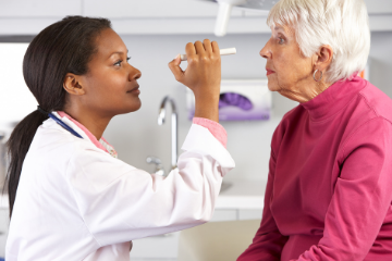 Avoir les soins de la vue à l’œil