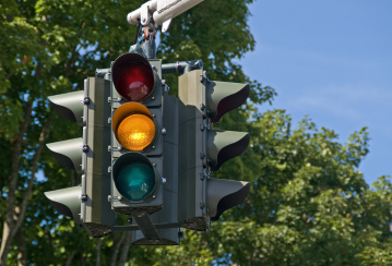 Collision à un feu jaune : À qui la faute ?